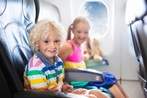 Miúdos a voar de avião. Flerte com crianças . — Fotografia de Stock