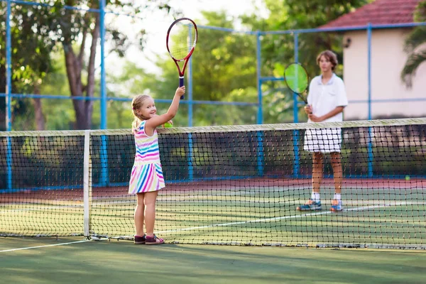 Kind tennissen op buitenzwembad — Stockfoto