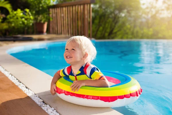 Ребёнок в бассейне. Дети плавают. Детское веселье . — стоковое фото