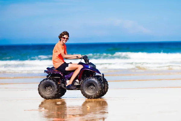 Tinédzser lovaglás quad motor a strandon — Stock Fotó