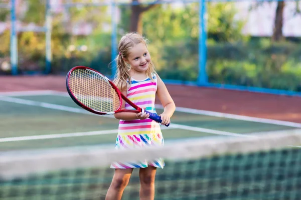 Kind spielt Tennis auf Außenplatz — Stockfoto