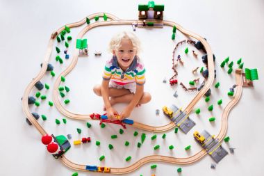 Çocuk oyuncak tren ile. Çocuklar ahşap demiryolu.