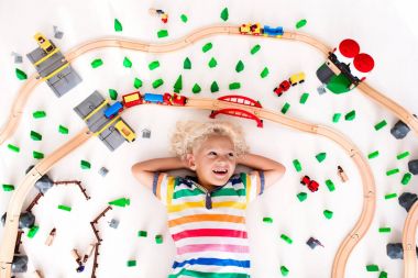 Çocuk oyuncak tren ile. Çocuklar ahşap demiryolu.