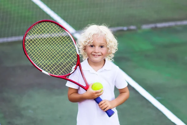 Dítě hrající tenis na venkovní kurt — Stock fotografie