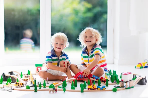 Çocuk oyuncak trenle oynamak. Çocuklar ahşap demiryolu. — Stok fotoğraf