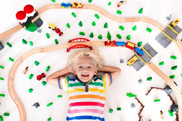 Çocuk oyuncak tren ile. Çocuklar ahşap demiryolu.