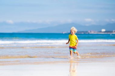 Çocuk tropik sahilde. Deniz tatil çocuklarla.