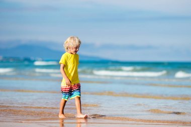 Çocuk tropik sahilde. Deniz tatil çocuklarla.