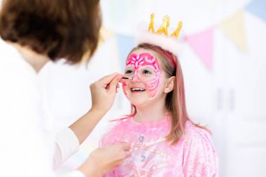 Küçük kız doğum günü partisi için yüz boyama