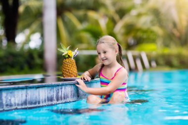 Çocuk havuz bar ananas suyu ile
