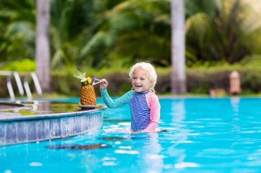 Çocuk Yüzme Havuzu barda suyu içme