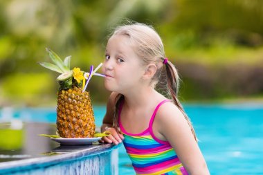 Çocuk havuz bar ananas suyu ile