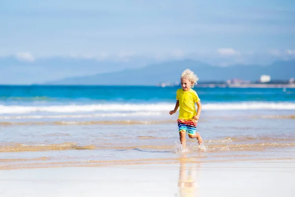 Niño en la playa tropical. Vacaciones en el mar con niños . — Foto de Stock