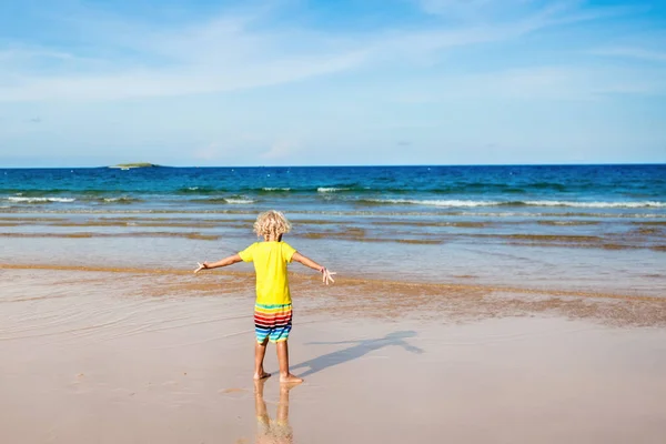 Gyermek trópusi tengerparton. Tengerparti nyaralás gyerekekkel. — Stock Fotó