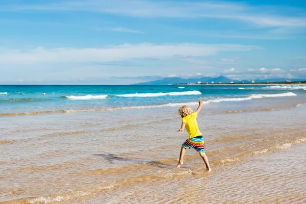 Kind am tropischen Strand. Urlaub am Meer mit Kindern. — Stockfoto