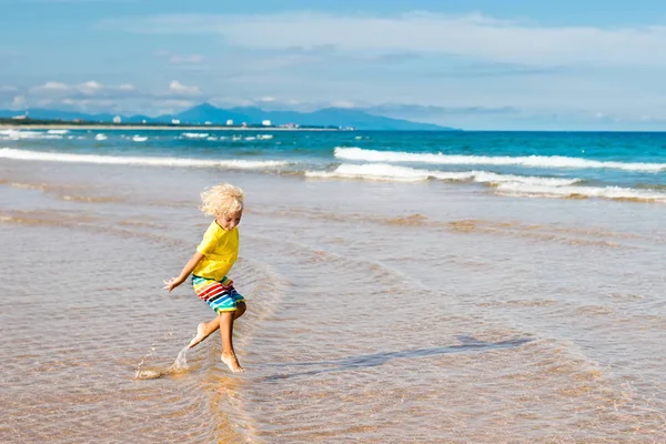 Bambino sulla spiaggia tropicale. Vacanze al mare con bambini . — Foto Stock