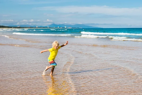 Дитина на тропічному пляжі. Морські канікули з дітьми . — стокове фото