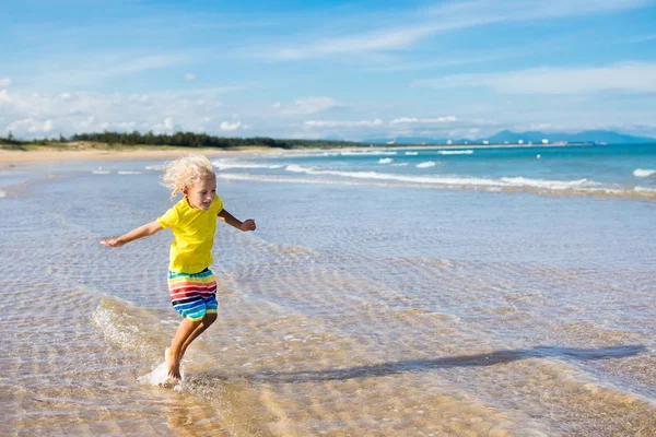 Kind am tropischen Strand. Urlaub am Meer mit Kindern. — Stockfoto