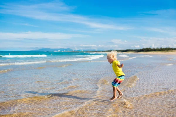 Niño en la playa tropical. Vacaciones en el mar con niños . —  Fotos de Stock