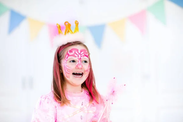 Ansiktsmålning för lilla flicka födelsedagsfest — Stockfoto