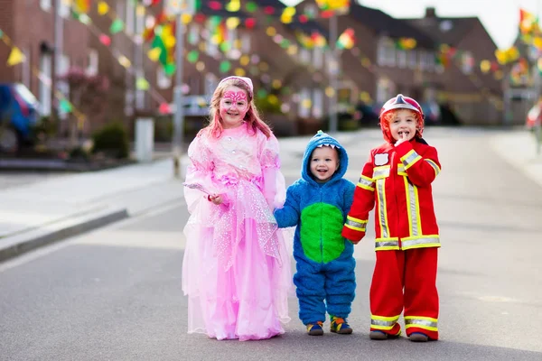 Børn på Halloween trick eller behandle . - Stock-foto