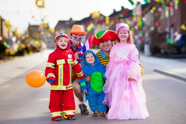 Crianças e pais em Halloween truque ou tratar — Fotografia de Stock