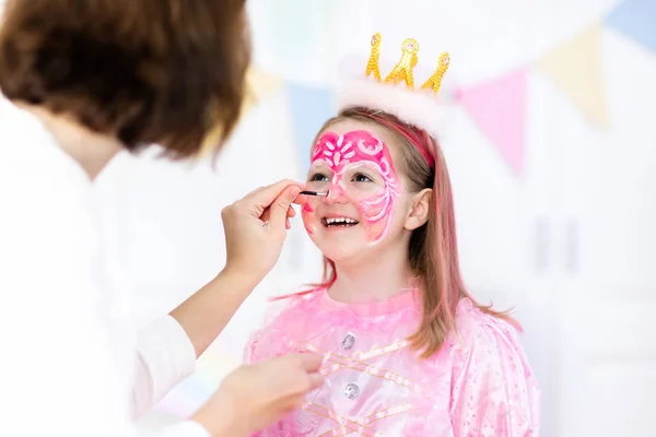 Pintura facial para a festa de aniversário da menina — Fotografia de Stock