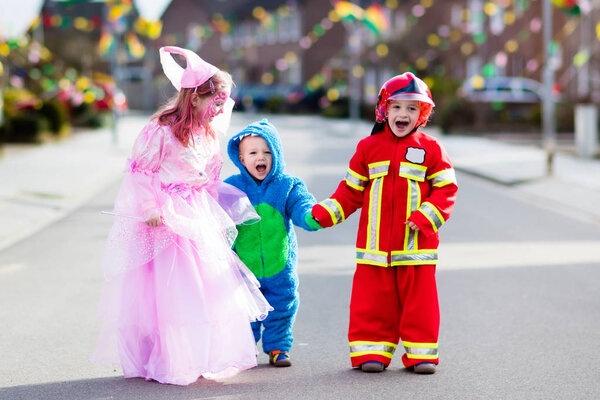 Kids on Halloween trick or treat.