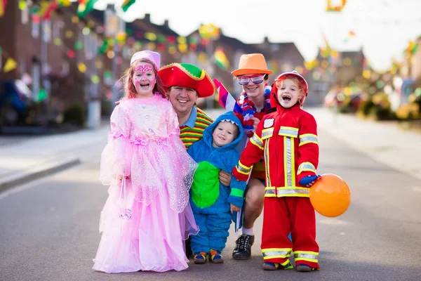 Дети и родители на Хэллоуин трюк или удовольствие — стоковое фото