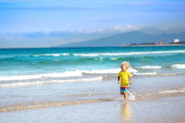 Bambino sulla spiaggia tropicale. Vacanze al mare con bambini . — Foto Stock