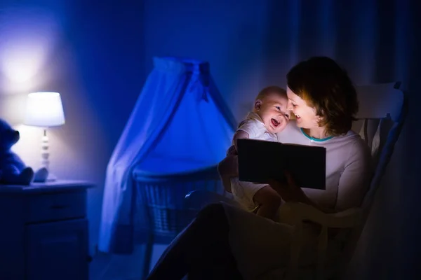 读一本书给小宝宝的母亲 — 图库照片