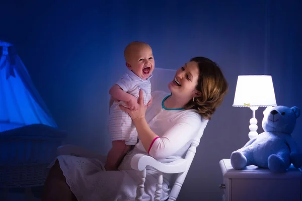 Mãe lendo um livro para o bebê — Fotografia de Stock