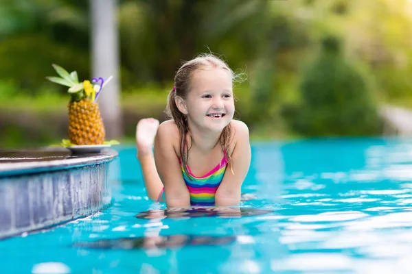 Çocuk Yüzme Havuzu barda suyu içme