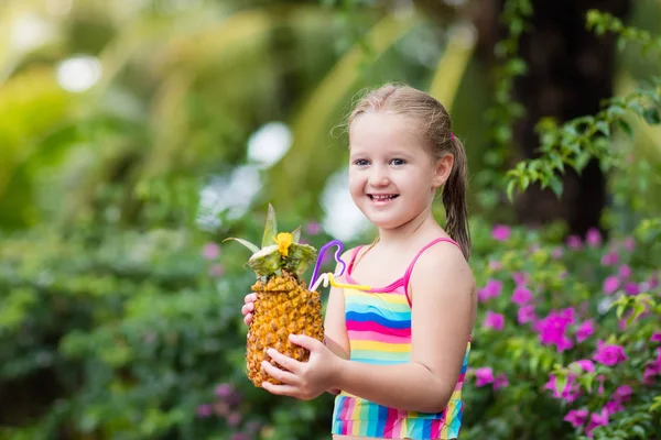 Beber jugo infantil en el bar de la piscina — Foto de Stock