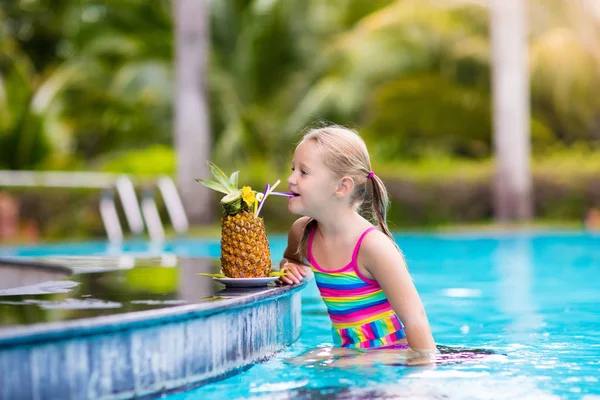 Dítě s Ananasová šťáva v baru u bazénu — Stock fotografie