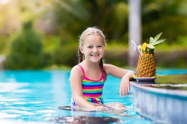 Anak dengan jus nanas di kolam renang — Stok Foto
