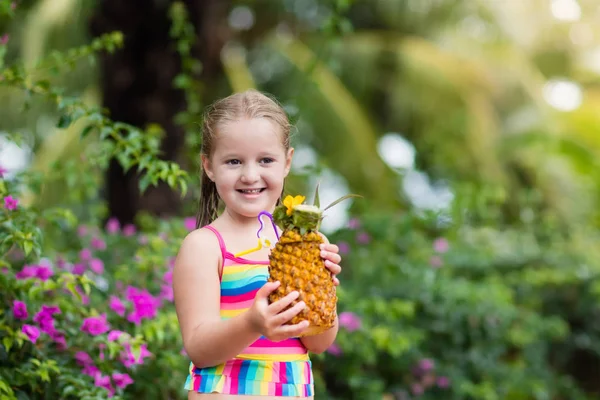 Beber jugo infantil en el bar de la piscina — Foto de Stock