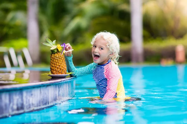 子供プール ・ バーでジュースを飲む — ストック写真