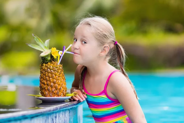 Dítě s Ananasová šťáva v baru u bazénu — Stock fotografie