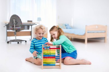 Ahşap abacus ile oynayan çocuklar. Eğitici oyuncak.