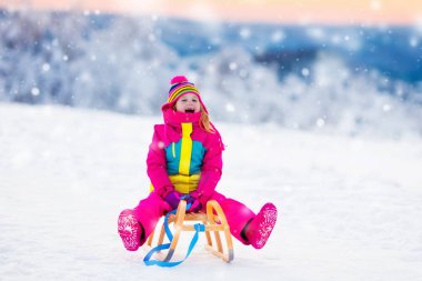 Kış park kızakta karda oynayan çocuk
