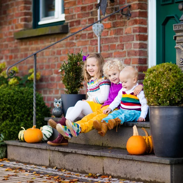 Crianças no alpendre da casa no dia de outono — Fotografia de Stock