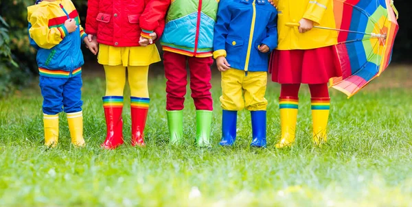 Barnen i regn stövlar. Gummistövlar för barn. — Stockfoto