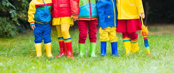 Niños con botas de lluvia. Botas de goma para niños . —  Fotos de Stock