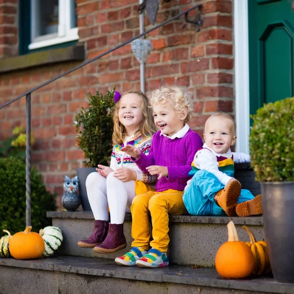 Kids at house porch on autumn day — Stock Photo, Image