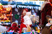 Kind auf dem Weihnachtsmarkt. Kind reitet Weihnachtskarussell