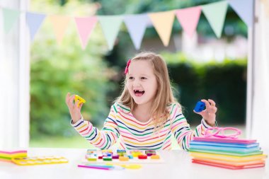 Çocuk için Okul ödevlerini yapıyor. Çocuklar öğrenmek ve boya.
