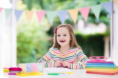 Çocuk için Okul ödevlerini yapıyor. Çocuklar öğrenmek ve boya.