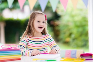 Çocuk için Okul ödevlerini yapıyor. Çocuklar öğrenmek ve boya.
