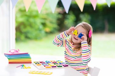 Çocuk için Okul ödevlerini yapıyor. Çocuklar öğrenmek ve boya.